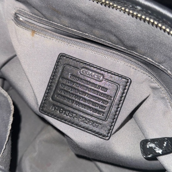 Coach Black Leather Shoulder Bag with Timeless Design - Picture 9 of 16